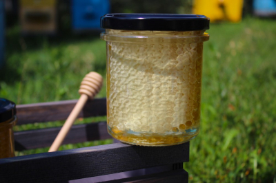 Сотовый акациевый мёд в стеклянной баночке 0.4 кг  2023 г.